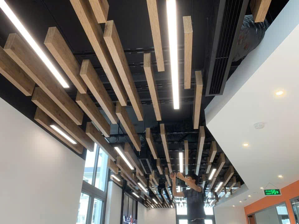 Thi công trần nhôm giả gỗ banner 2