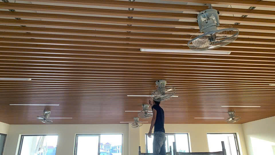 Thi công trần nhôm giả gỗ banner 3